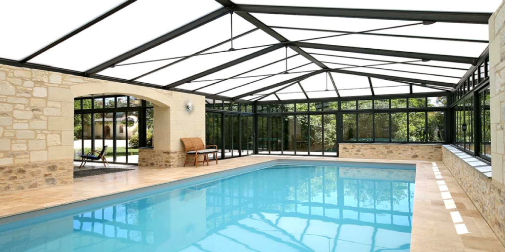 phot d'une piscine avec une véranda