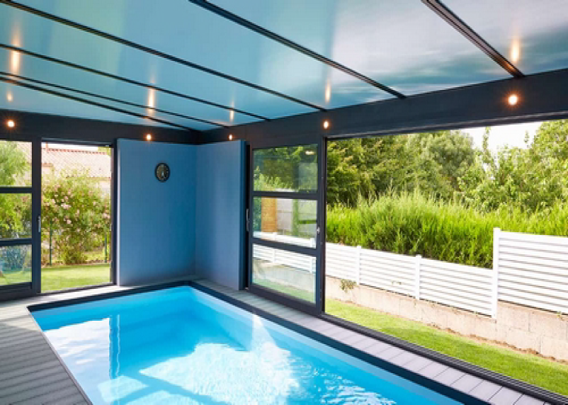 phot d'une piscine avec une véranda